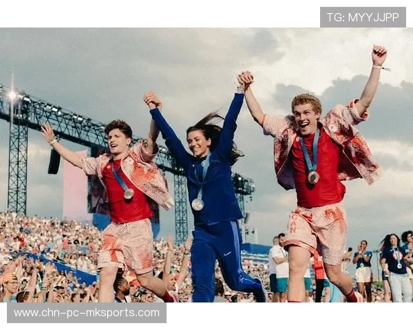 世界冠军跳水失误！空翻变肚子摔