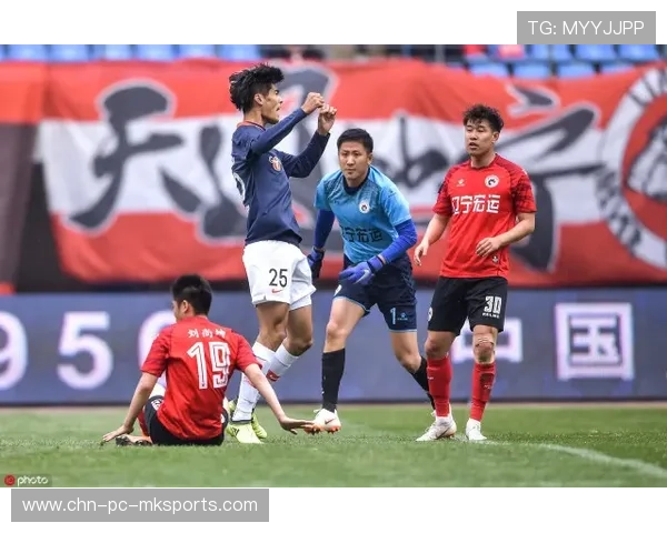 守门员在训练中练习“带球出击+传球发起”现代门将角色