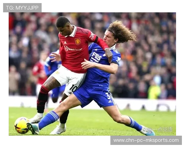 曼联中场穿透式传球撕开防线前锋推射破门得手