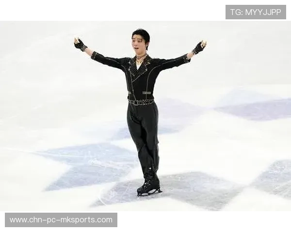 花样滑冰男单选手服装被风吹裂仍完美完成动作